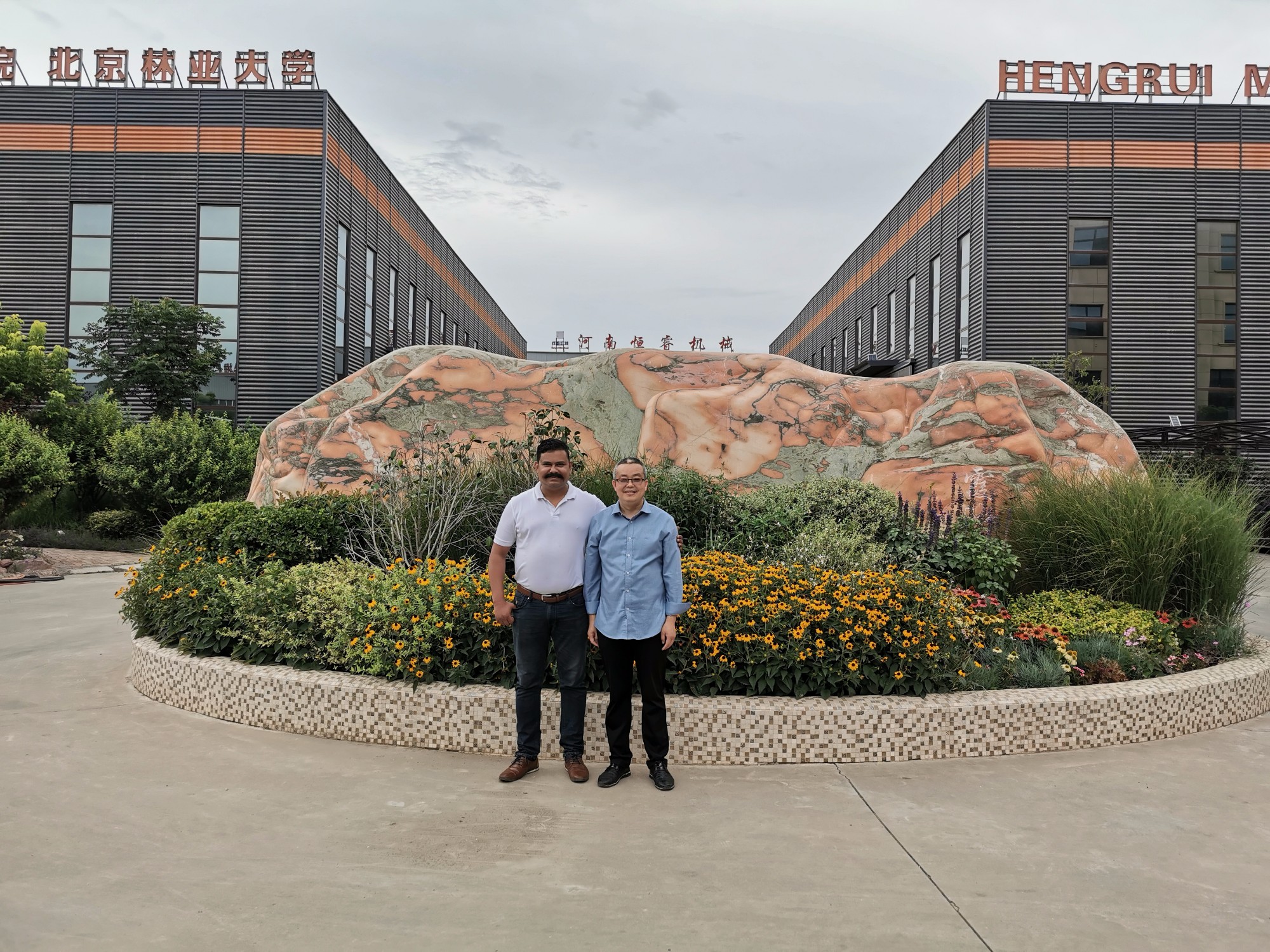 印度客戶8年后再來(lái)我們恒睿噴播機(jī)廠洽談合作