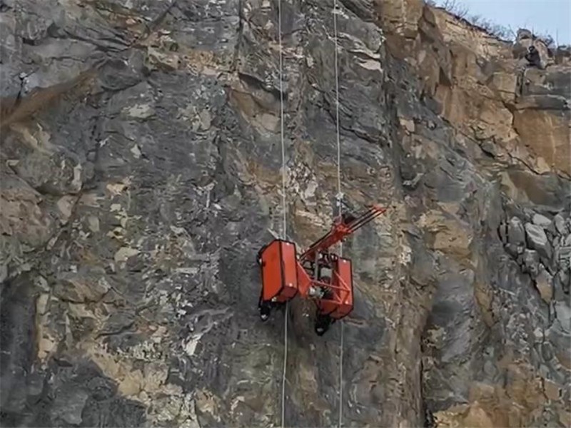 恒睿遙控爬坡鉆機(jī)：復(fù)雜地形施工的全能解決方案