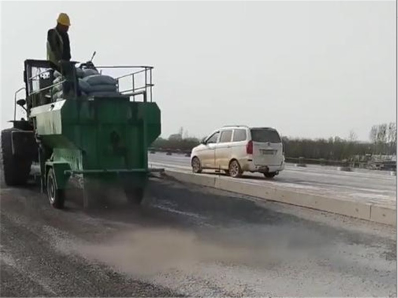 恒睿牽引式水泥漿噴灑機(jī)：公路水穩(wěn)層施工的得力助手