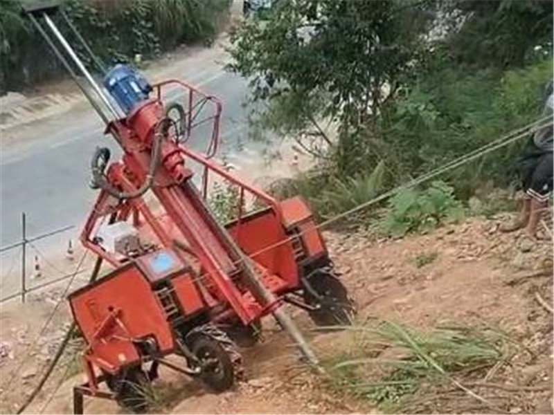 恒睿遙控爬坡打鉆機斜坡鉆孔作業(yè)新方向，選對設備少走彎路