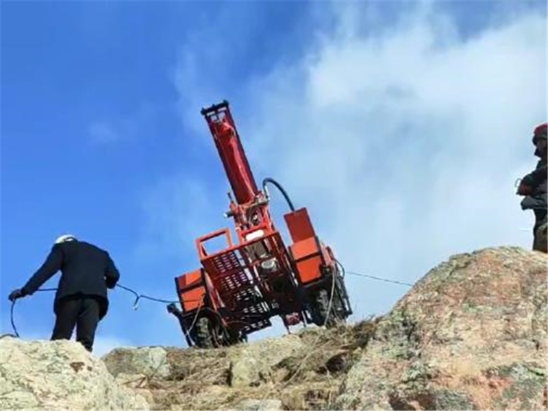 恒睿遙控爬坡打鉆機 —— 邊坡防護與礦山開采的得力施工伙伴