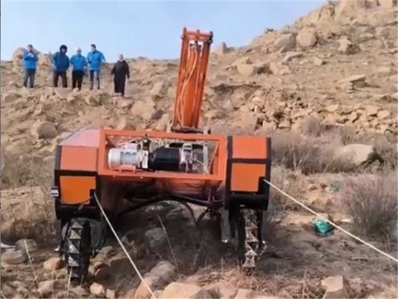 恒睿遙控爬坡打鉆機攻克陡峭坡面鉆孔難題，重塑工程作業(yè)效率