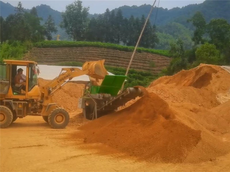 恒睿濕土篩分機(jī)，破解濕土篩分難題