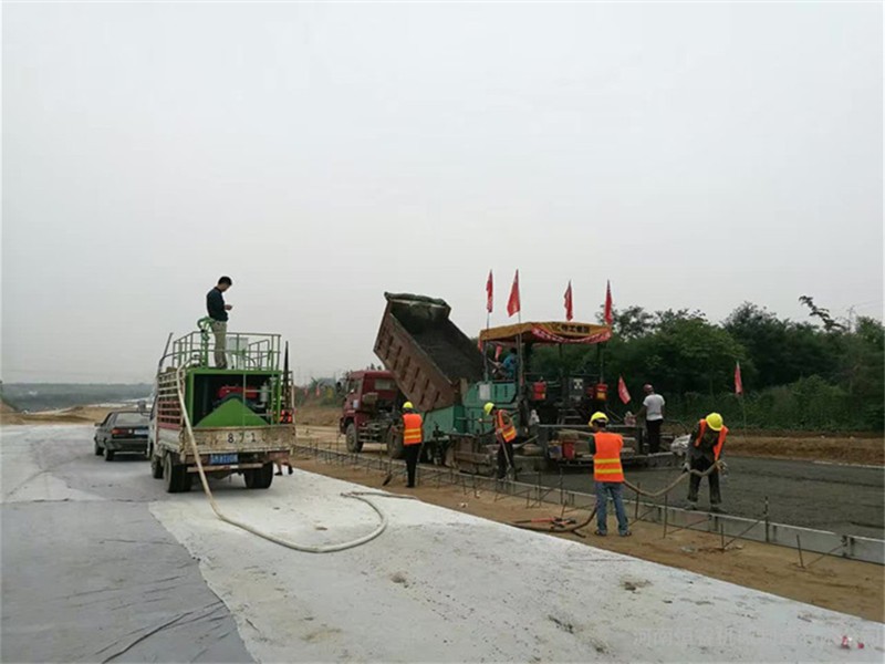 恒睿水泥漿噴灑機(jī)：高速公路水穩(wěn)層鋪設(shè)的專用利器?