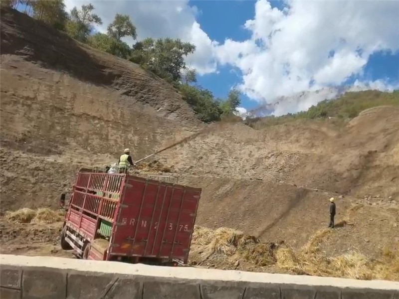 噴播機新手速成指南：低邊坡操作三要點，有效減少噴播回彈